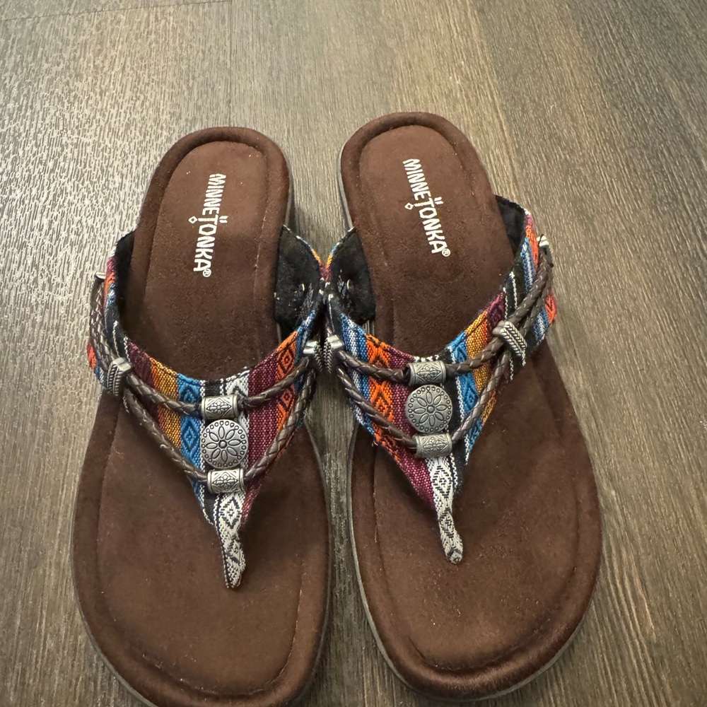 Minnetonka Women's Multicolor Sandals